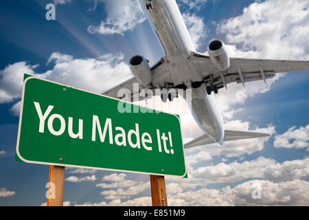 Sie machte es Green Road Sign und Flugzeug über dramatische blauer Himmel mit Wolken. Stockfoto