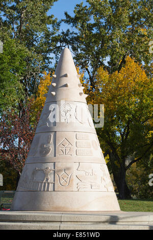 Skulptur „auf der Suche nach Gold“, die von Chu Honsun mit 15 Tonnen Granit aus der chinesischen Provinz Hopei geschnitzt wurde. Sien Lok Park, Calgary Stockfoto