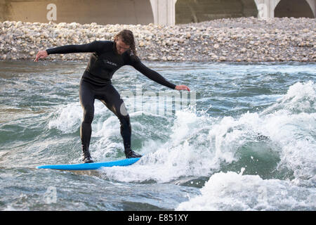 Fluss-Surfer auf den Bow River in der Innenstadt von Calgary. Die stationäre Welle entstand durch hohe Hochwasser im Jahr 2013. Stockfoto