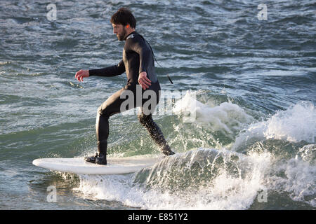 Fluss-Surfer auf den Bow River in der Innenstadt von Calgary. Die stationäre Welle entstand durch hohe Hochwasser im Jahr 2013. Stockfoto