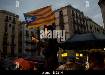 Barcelona, Spanien. 30. September 2014.  Ein Junge Wellen eine trachtenden Flagge auf dem Rathaus-Platz in Barcelona. In Katalonien Tausende von Menschen auf die Straße gegangen aus Protest an der Aufhängung des spanischen Verfassungsgerichts des Dekrets, die katalanische Regierung, die für ein Referendum über die Unabhängigkeit aufgerufen. In der Stadt Barcelona Protest fiel mit Starkregen. Bildnachweis: Jordi Boixareu/Alamy Live-Nachrichten Stockfoto