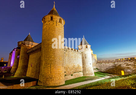 Alte Festung und Burg bei Nacht Carcassonne Frankreich Stockfoto