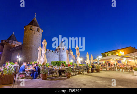 Alte Festung und Burg bei Nacht Carcassonne Frankreich Stockfoto