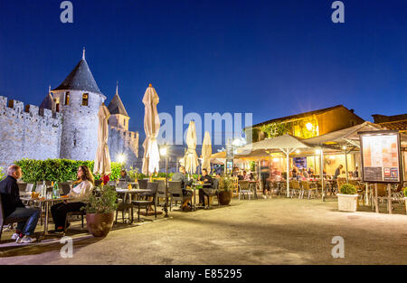 Alte Festung und Zitadelle Restaurant bei Nacht Carcassonne Frankreich Stockfoto