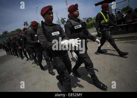 Doppelpunkt-Stadt, Panama. 30. September 2014. Sicherheitselemente teilnehmen an einer Aktion im Nueva Esperanza-Gefängnis in der Stadt Colon, Panama, am 30. September 2014. Mitglieder der Nationalpolizei zusammen mit anderen Sicherheitsbehörden leitete eine Suche im Gefängnis von Nueva Esperanza Beschlagnahme von Waffen, Handys und Drogen, laut der lokalen Presse. Bildnachweis: Mauricio Valenzuela/Xinhua/Alamy Live-Nachrichten Stockfoto