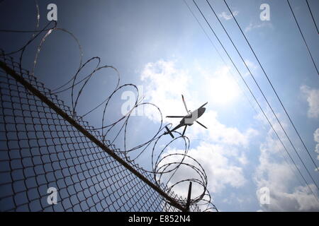 Doppelpunkt-Stadt, Panama. 30. September 2014. Ein Hubschrauber bewacht in einer Aktion im Nueva Esperanza-Gefängnis in der Stadt Colon, Panama, am 30. September 2014. Mitglieder der Nationalpolizei zusammen mit anderen Sicherheitsbehörden leitete eine Suche im Gefängnis von Nueva Esperanza Beschlagnahme von Waffen, Handys und Drogen, laut der lokalen Presse. Bildnachweis: Mauricio Valenzuela/Xinhua/Alamy Live-Nachrichten Stockfoto