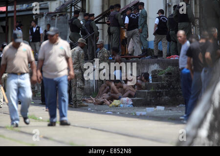 Doppelpunkt-Stadt, Panama. 30. September 2014. Insassen werden während einer Aktion im Nueva Esperanza-Gefängnis in der Stadt Colon, Panama, am 30. September 2014 bewacht. Mitglieder der Nationalpolizei zusammen mit anderen Sicherheitsbehörden leitete eine Suche im Gefängnis von Nueva Esperanza Beschlagnahme von Waffen, Handys und Drogen, laut der lokalen Presse. Bildnachweis: Mauricio Valenzuela/Xinhua/Alamy Live-Nachrichten Stockfoto