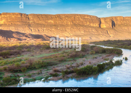 Licht des frühen Morgens über Rio Grande Fluss am Santa Elena Canyon in Big Bend Nationalpark. Stockfoto