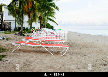 Liegen Sie am Strand, West End, St. Croix, US Virgin Islands in der Morgendämmerung. Cottages by the Sea Resort. Stockfoto