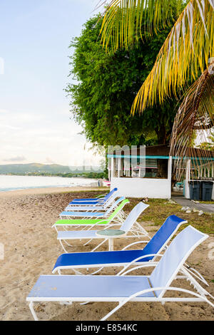 Liegen Sie am Strand, West End, St. Croix, US Virgin Islands in der Morgendämmerung. Cottages by the Sea Resort. Stockfoto