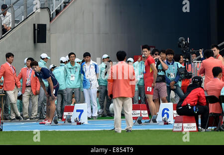 Incheon, Südkorea. 1. Oktober 2014. Xie Zhenye (C) von China ist für den Fehlstart bei den Herren 200 m Halbfinalspiel der Leichtathletik bei den 17. Asian Games in Incheon, Südkorea, 1. Oktober 2014 disqualifiziert. © Lin Yiguang/Xinhua/Alamy Live-Nachrichten Stockfoto