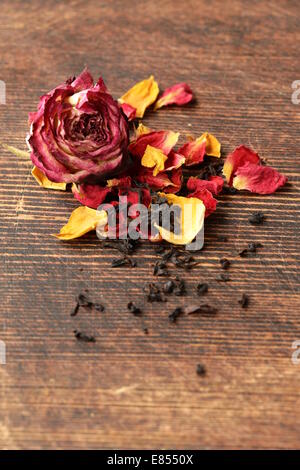 natürliche Bio-Tee aus trockenen Rosen auf einem hölzernen Hintergrund Stockfoto