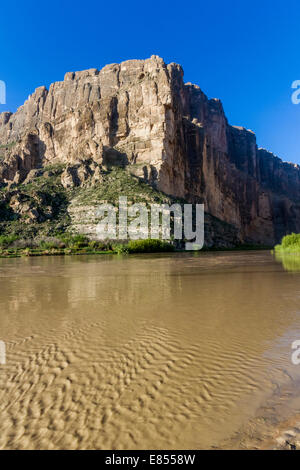 Santa Elena Canyon am Fluss Rio Grande in Big Bend Nationalpark. Stockfoto