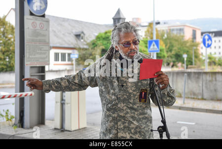 Heidelberg, Deutschland. 30. September 2014. Vietnam-Veteran Darnell Stephen Summers probt für das "Born mit den USA" Festival auf dem Gelände des ehemaligen US-Hospitals in Heidelberg, Deutschland, 30. September 2014. Dutzende von kulturellen Veranstaltungen finden auf dem Gelände des ehemaligen Krankenhauses zwischen 03 und 5. Oktober 2014 im Rahmen des Theaterfestivals "Born mit den USA" statt. Bildnachweis: Dpa picture Alliance/Alamy Live News Stockfoto