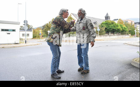 Heidelberg, Deutschland. 30. September 2014. Vietnam-Veteranen Darnell Stephen Summers (L) und Dave Blalock Proben für das "Born mit den USA" Festival auf dem Gelände des ehemaligen US-Hospitals in Heidelberg, Deutschland, 30. September 2014. Dutzende von kulturellen Veranstaltungen finden auf dem Gelände des ehemaligen Krankenhauses zwischen 03 und 5. Oktober 2014 im Rahmen des Theaterfestivals "Born mit den USA" statt. Bildnachweis: Dpa picture Alliance/Alamy Live News Stockfoto