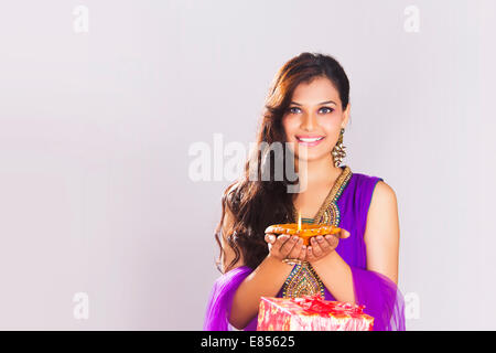 indische Damen Diwali Festival Diya Anbetung Stockfoto