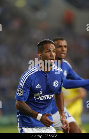 Gelsenkirchen, Deutschland. 30. September 2014. Dennis Aogo (Schalke) Fußball: UEFA Champions League-Gruppe G-match zwischen FC Schalke 04 1: 1-NK Maribor in Veltins Arena in Gelsenkirchen, Deutschland. Kredit: D. Nakashima/AFLO/Alamy Live-Nachrichten Stockfoto