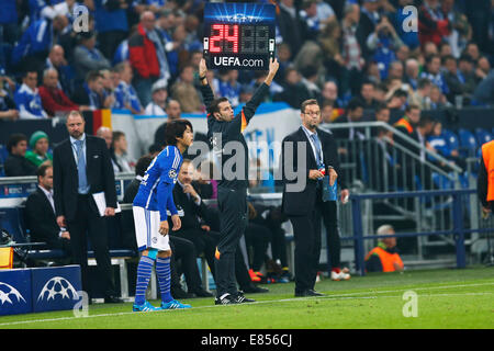 Gelsenkirchen, Deutschland. 30. September 2014. Atsuto Uchida (Schalke) Fußball: UEFA Champions League-Gruppe G-match zwischen FC Schalke 04 1: 1-NK Maribor in Veltins Arena in Gelsenkirchen, Deutschland. Kredit: D. Nakashima/AFLO/Alamy Live-Nachrichten Stockfoto