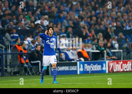 Gelsenkirchen, Deutschland. 30. September 2014. Atsuto Uchida (Schalke) Fußball: UEFA Champions League-Gruppe G-match zwischen FC Schalke 04 1: 1-NK Maribor in Veltins Arena in Gelsenkirchen, Deutschland. Kredit: D. Nakashima/AFLO/Alamy Live-Nachrichten Stockfoto