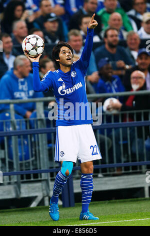 Gelsenkirchen, Deutschland. 30. September 2014. Atsuto Uchida (Schalke) Fußball: UEFA Champions League-Gruppe G-match zwischen FC Schalke 04 1: 1-NK Maribor in Veltins Arena in Gelsenkirchen, Deutschland. Kredit: D. Nakashima/AFLO/Alamy Live-Nachrichten Stockfoto