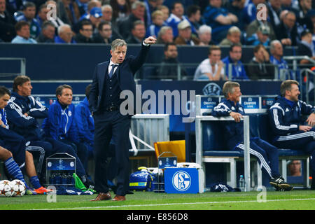 Gelsenkirchen, Deutschland. 30. September 2014. Jens Keller (Schalke) Fußball: UEFA Champions League-Gruppe G-match zwischen FC Schalke 04 1: 1-NK Maribor in Veltins Arena in Gelsenkirchen, Deutschland. Kredit: D. Nakashima/AFLO/Alamy Live-Nachrichten Stockfoto