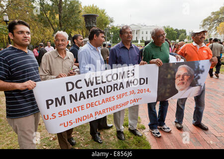 3. Oktober 2014, Washington, DC USA: Indische Staatsangehörige in Washington halten Willkommensschild für Prime Minister Narendra Modi Stockfoto