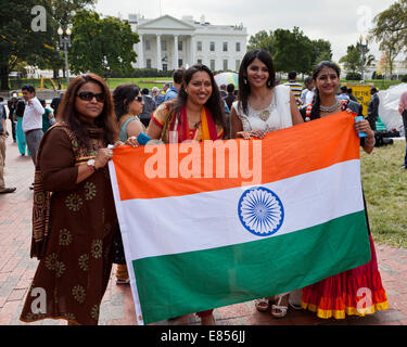 Frauen, die sich in den Indischen Staat Flagge - USA Stockfoto