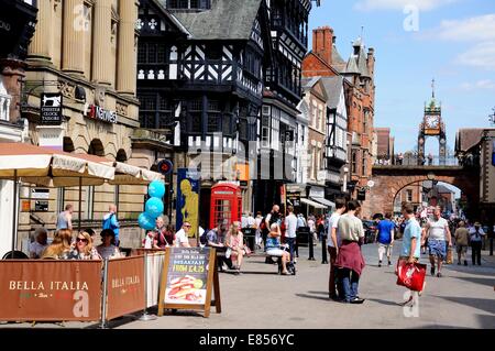 Straßencafé entlang Eastgate mit Blick auf das Eastgate Clock am Ende der Straße, Chester, England, UK, Europe. Stockfoto