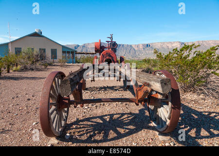 Alten Wagen und Cotton Gin Dampfmaschine auf dem Display an Castolon Historic District in Big Bend Nationalpark. Stockfoto