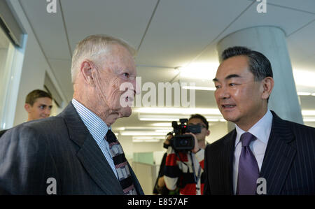 Washington, DC, USA. 30. September 2014. Chinese Foreign Minister Wang Yi (R) trifft sich mit ehemaligen US nationaler Sicherheitsberater Zbigniew Brzezinski in Washington, DC, USA, am 30. September 2014. Bildnachweis: Bao Dandan/Xinhua/Alamy Live-Nachrichten Stockfoto