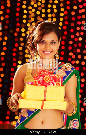 indische Damen Diwali Festival Geschenk Stockfoto