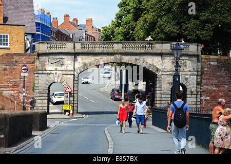 Brücke über den Fluss Dee entlang der unteren Brücke Street Blick durch Stadtmauer Bogen, Chester, Cheshire, England, Vereinigtes Königreich, West-Europa. Stockfoto