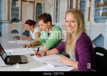 Studenten in der Bereichsbibliothek der Universität Hohenheim in Stuttgart Schloss Hohenheim Palace Stockfoto