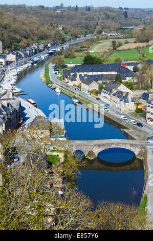 Stadt Dinan, Bretagne, Frankreich. Der Hafen am Ufer des Flusses Rance. Stockfoto