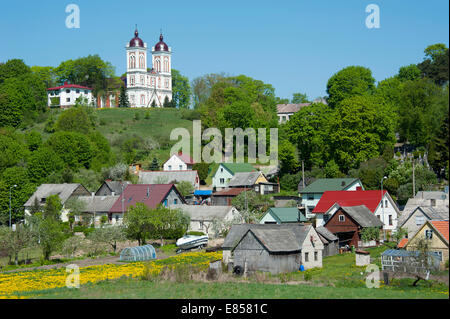 Kirche St. Johannes der Täufer mit der Stadt Seredzius, Litauen, Baltikum Stockfoto