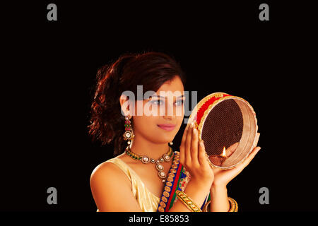 indische Damen Karva Chauth pooja Stockfoto