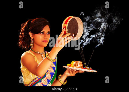 indische Damen Karva Chauth pooja Stockfoto