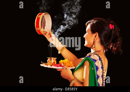 indische Damen Karva Chauth pooja Stockfoto