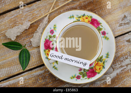 Guten Morgen Karte mit Tee in Vintage Tasse auf Holzuntergrund Stockfoto