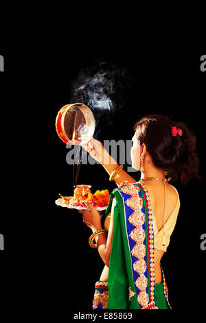 indische Damen Karva Chauth pooja Stockfoto