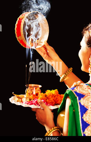 indische Damen Karva Chauth pooja Stockfoto