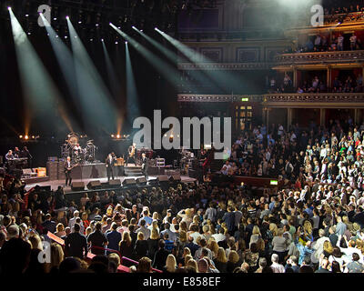 London, UK. 30. September 2014. Spandau Ballet in der Royal Albert Hall spielen "Soul Boys of the Western World" Film premier gig 30.09.2014 Credit: Martyn Goddard/Alamy Live News Stockfoto