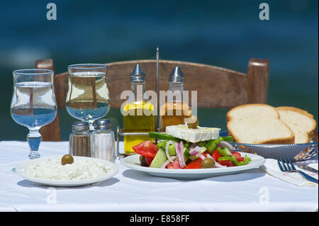 Griechischer Salat mit Feta, Tzatziki, Griechenland Stockfoto