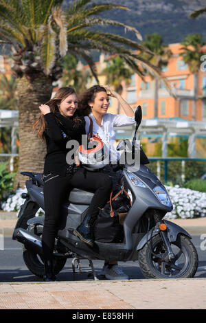 Zwei Freundinnen, Teenager, mit einem Roller, Menton, Alpes-Maritimes, Provence-Alpes-Côte d ' Azur, Frankreich Stockfoto