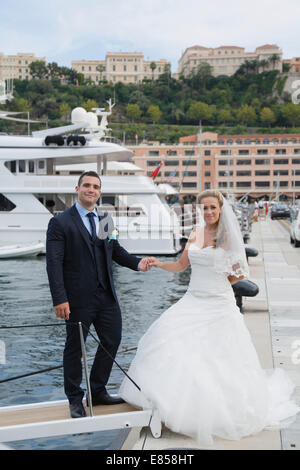 Braut und Bräutigam einsteigen in eine Yacht in einer marina Stockfoto