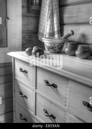 Die Küche in einem Holzhaus, Tomaten auf dem Tisch, schwarz / weiß-Bild Stockfoto