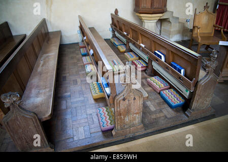 Bänke in der 16. Jahrhundert St. Helena Kirche, bekannt als "Kathedrale der Broads" Stockfoto