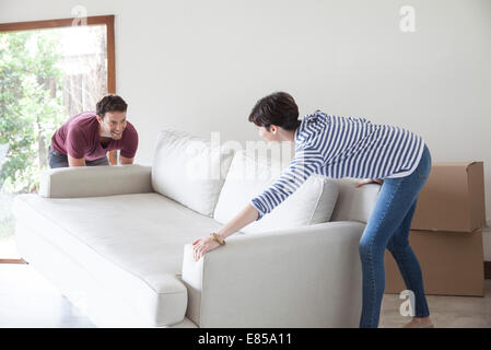 Paar beweglichen Sofa zusammen Stockfoto