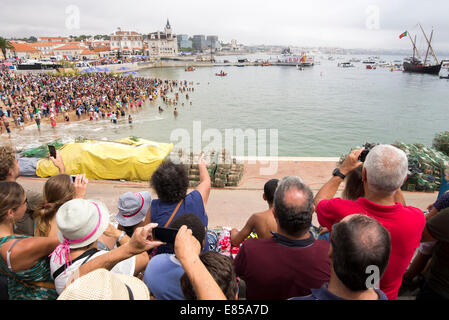 Masse der Leute zu beobachten die 2014 red Bull Flugtag in Cascais, Portugal Stockfoto