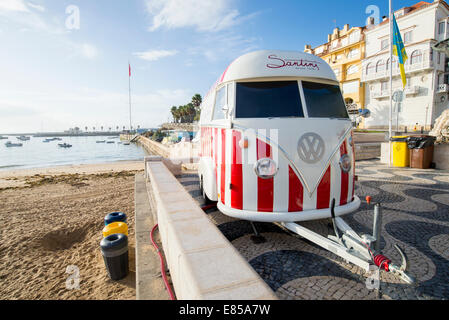 VW Wohnmobil mit Anhänger und Tow Bar, das Essen, die Touristen in Cascias, Portugal verkauft. Stockfoto